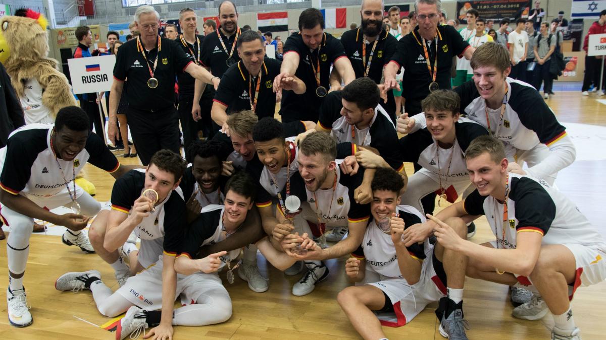 Seit 60 Jahren wird das Albert Schweitzer Turnier (AST) für U18-Nationalmannschaften in der Rhein-Neckar-Region ausgetragen. 58 Jahre hatte es gedauert, bis das Gastgeberteam beim „eigenen“ Turnier als Sieger vom Platz gehen durfte. Das war 2016 und die Freude über die Premiere kannte keine Grenzen. Jetzt sind kaum zwei Jahre vergangen und es ist schon wieder passiert: Deutschland ist AST-Champion 2018!