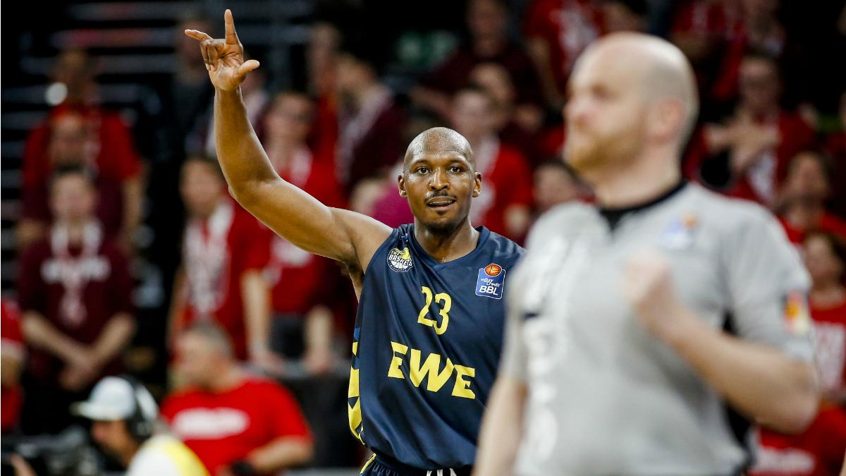 It took a Herculean effort by Rickey Paulding and EWE Baskets Oldenburg, but HAKRO Merlins Crailsheim have finally been beaten - in overtime no-less. Still perfect on the season meanwhile are ALBA BERLIN, who turned things up a notch late to race past ratiopharm ulm. And personnel wise, SYNTAINICS MBC have seen one player return while their coach has called for a personal time-out.