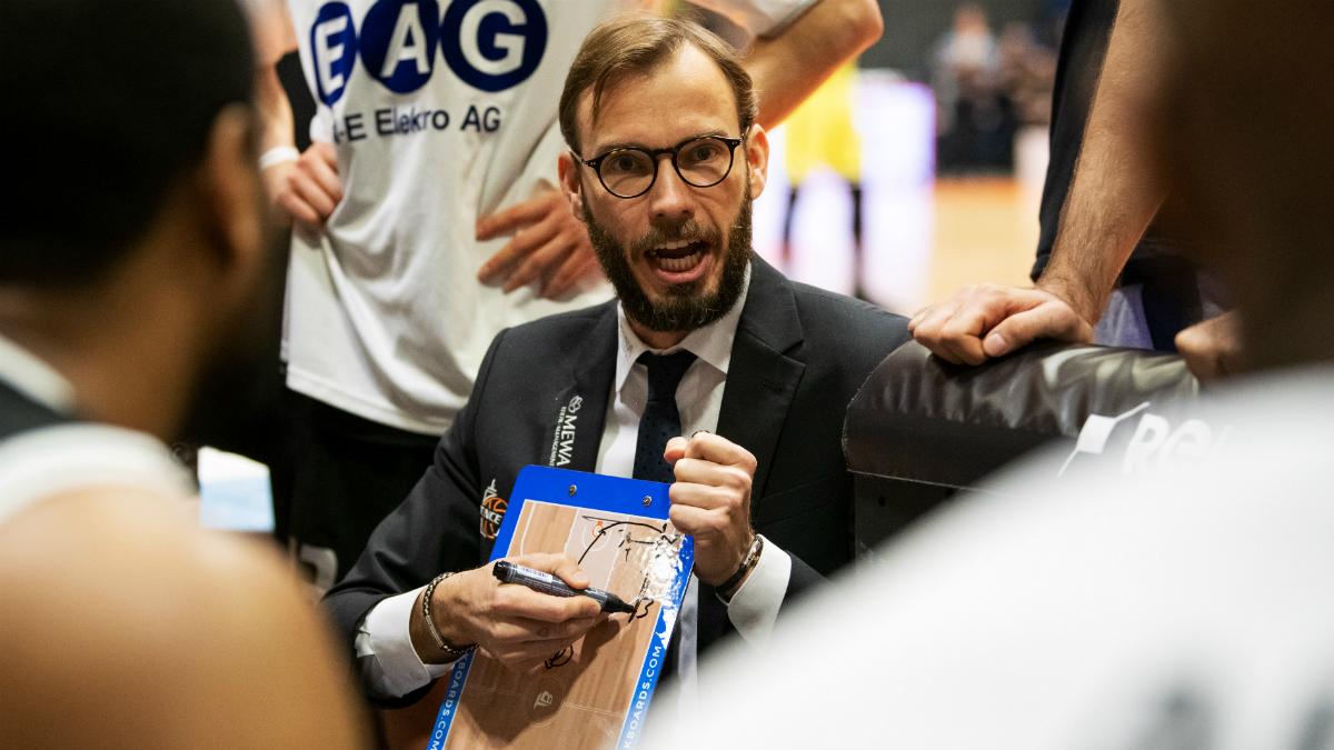 Der SYNTAINICS MBC hat die Position des Cheftrainers neu besetzt. Björn Harmsen steht ab sofort als Dirigent an der Seitenauslinie und hat einen Vertrag über die laufende Saison mit der Option auf eine längerfristige Zusammenarbeit unterschrieben.