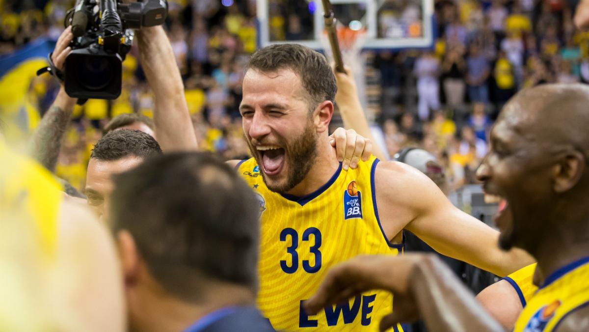 Die EWE Baskets Oldenburg halten einen weiteren Leistungsträger für die kommende Saison.  Publikumsliebling und Integrationsfigur Philipp Schwethelm hat seinen Vertrag verlängert und wird somit in seine fünfte Saison an der Hunte gehen.