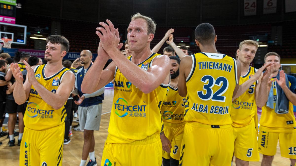The group stage of the easyCredit BBL Final Tournament 2020 is complete and now it’s time to move to the playoffs. ratiopharm ulm and ALBA BERLIN are the only two undefeated teams remaining while two-time reigning champions FC Bayern Munich have struggled to find their way. HAKRO Merlins Crailsheim meanwhile remained the darling of the tournament - and made headlines by retaining their head coach Tuomas Iisalo for next season and also gave their players some historical culture with a day trip to a concentration camp. Oh, yeah, and the detailed hygiene concept continues to work as all Covid-19 tests have been negative.