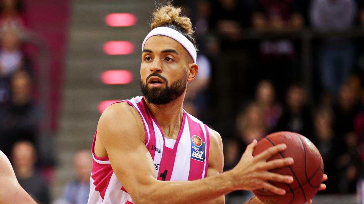 Die Telekom Baskets Bonn haben ihrem Spieler Joshiko Saibou fristlos gekündigt. Wolfgang Wiedlich, Geschäftsführer der BonBas GmbH, begründete die Entscheidung mit „Verstößen gegen Vorgaben des laufenden Arbeitsvertrags als Profisportler“.