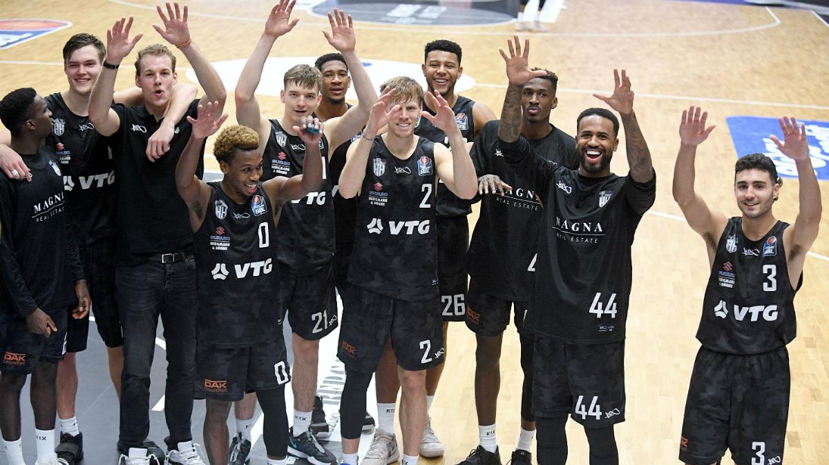 ALBA BERLIN started the defense of the easyCredit BBL title with a comfor-table win over FRAPORT SKYLINERS as the 2020-21 has finally tipped off. In a weekend which saw three Round 1 games get postponed due to the corona virus, short-handed ratiopharm ulm showed they had enough to knock off s.oliver Würzburg and Hamburg Towers made history by defeating Brose Bamberg.