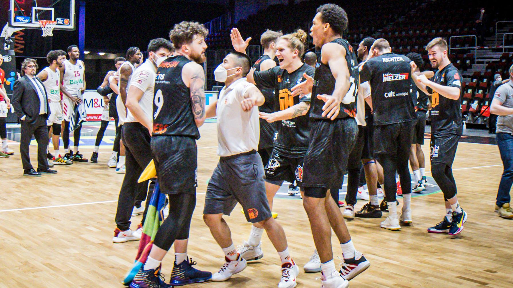 What a week in the easyCredit BBL as we saw three rounds of games - Round 17, 18 and 19 - which were highlighted by NINERS Chemnitz picking up three wins in five days, knocking off both FC Bayern Munich and Brose Bamberg in the waning seconds. Bamberg bounced back to beat ALBA BERLIN - using just seven players - while Berlin downed HAKRO Merlins Crailsheim. All the while, league leadings MHP RIESEN Ludwigsburg just keep on winning. By the way, we broke down this week’s action by clubs.