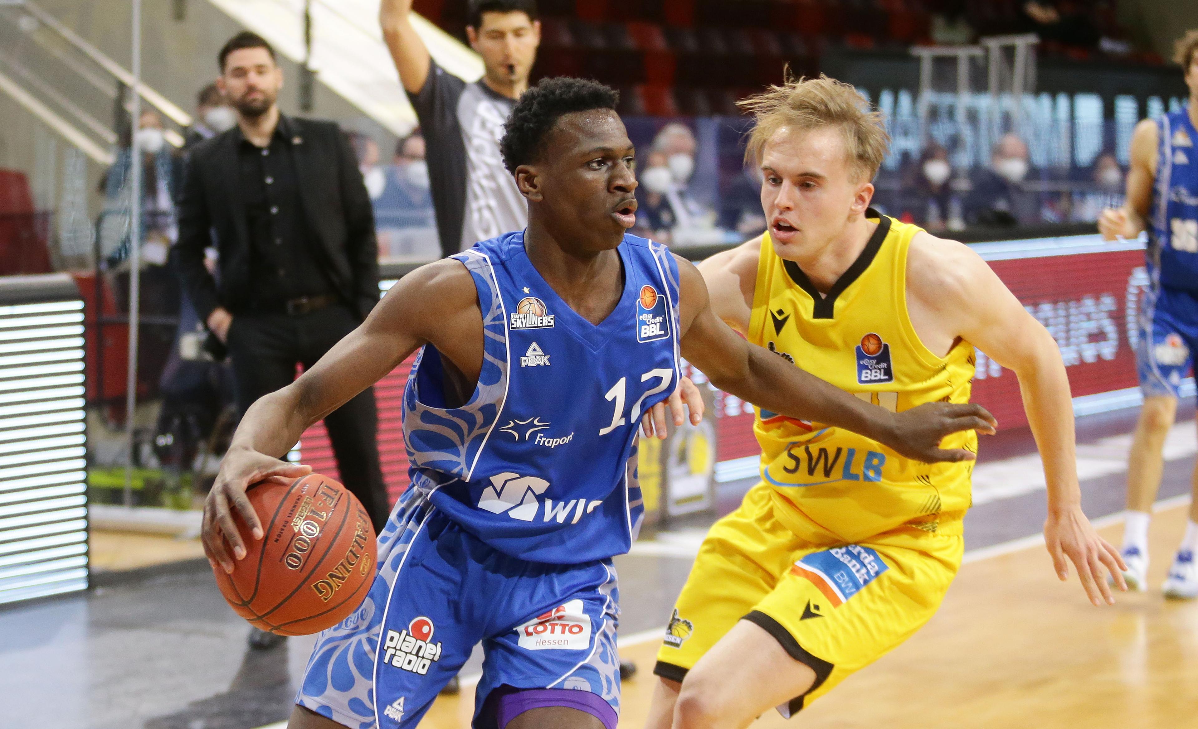 This week was full of major news as RASTA Vechta was the first team that will be relegated to the ProA after the season and MHP RIESEN Ludwigsburg locked up home court advantage throughout the playoffs. There was also Joshua Bonga becoming the second youngest scorer in the easyCredit BBL since the start of data collection in 1998 for FRAPORT SKYLINERS. Elsewhere, JobStairs GIESSEN 46ers won twice to keep the pressure on SYNTAINICS MBC to see which team will join Vechta in relegation. Also, the fight for fifth place in the standings looks like it will go down a tiebreaker.