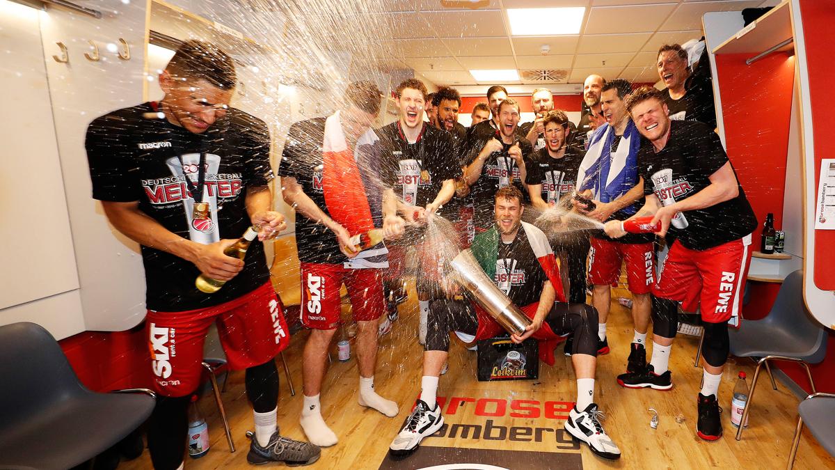 Brose Bamberg feiert die neunte Meisterschaft - und das nicht nur in der Stadt, sondern auch im Netz bei Social Media. Hier findet Ihr immer die neuesten Feiervideos, Highlights und Glückwünsche: